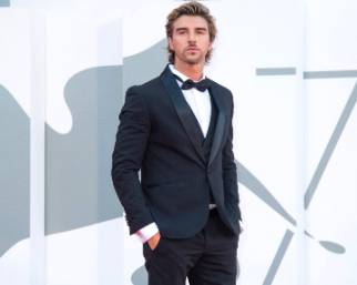 Andrea Damante divo elegantissimo a Venezia 2020