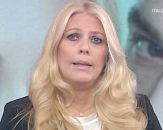 Eleonora Daniele con le lacrime agli occhi dopo l'attacco di Fedez