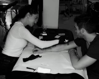 Belen Rodriguez diventa tatuatrice per amore