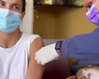 Elisabetta Canalis fa il vaccino a Los Angeles