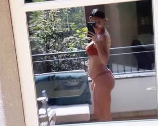 Belen Rodriguez, pancione in bikini