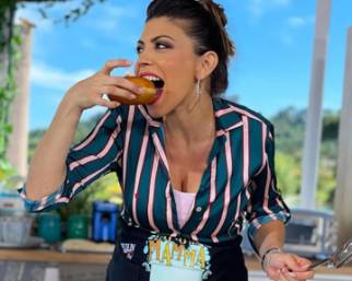 Flora Canto in tv con il pancione di 8 mesi
