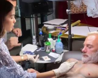Gianluca Vacchi si fa fare un tattoo dalla compagna