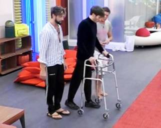 Manuel Bortuzzo cammina col tutore al GF Vip