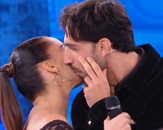 Raimondo Todaro è tornato con la madre di sua figlia: il bacio