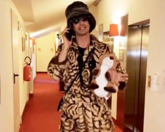 Francesco Oppini si traveste da mamma Alba Parietti