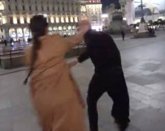 Cecilia Rodriguez schiaffeggia Ignazio Moser in piazza Duomo